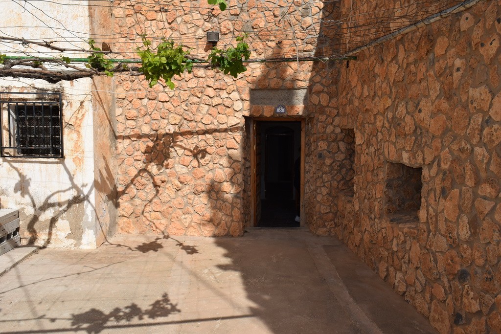 Cave House – Baza