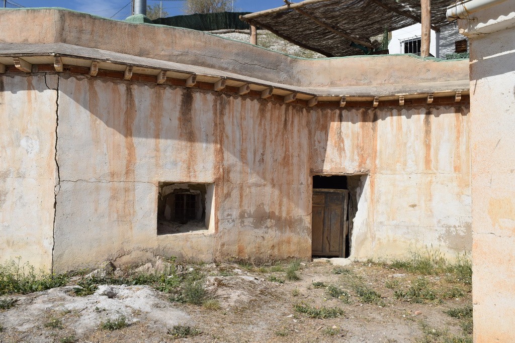Cave House – Baza