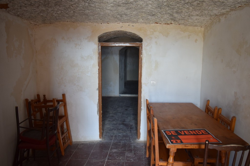 Cave House – Baza