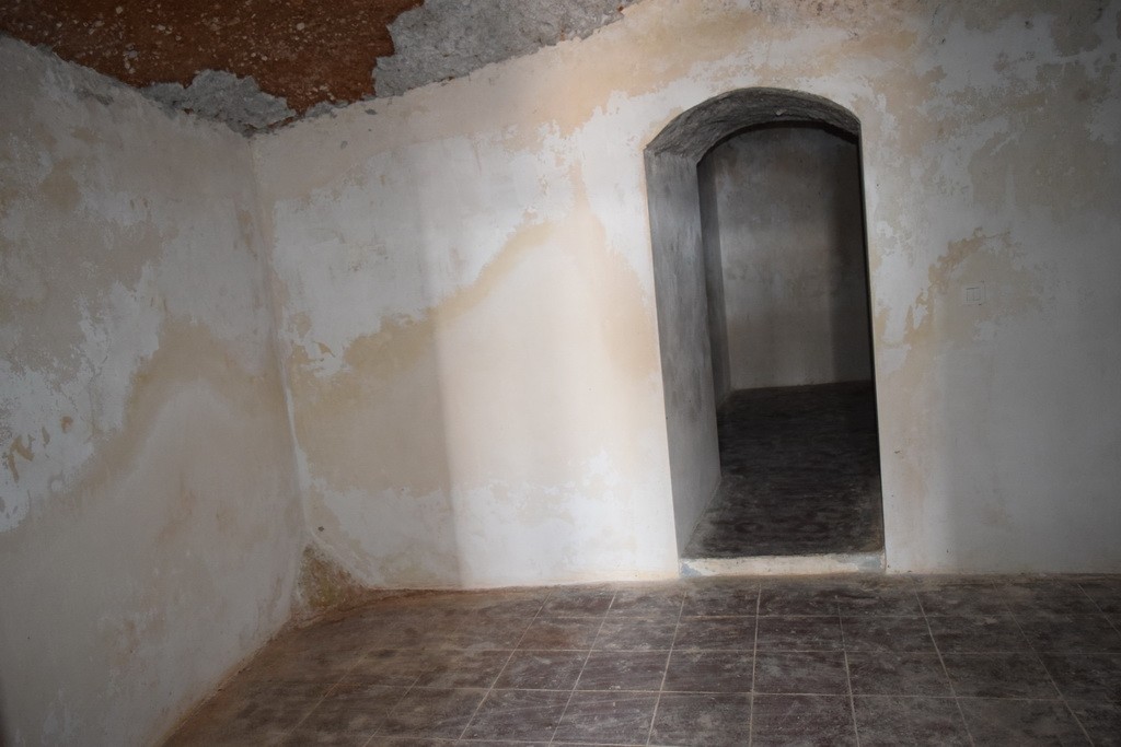 Cave House – Baza