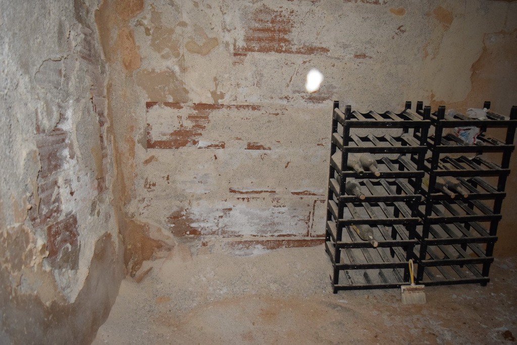 Cave House – Baza