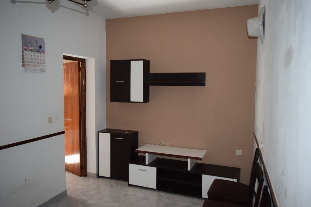 Cave House – Baza