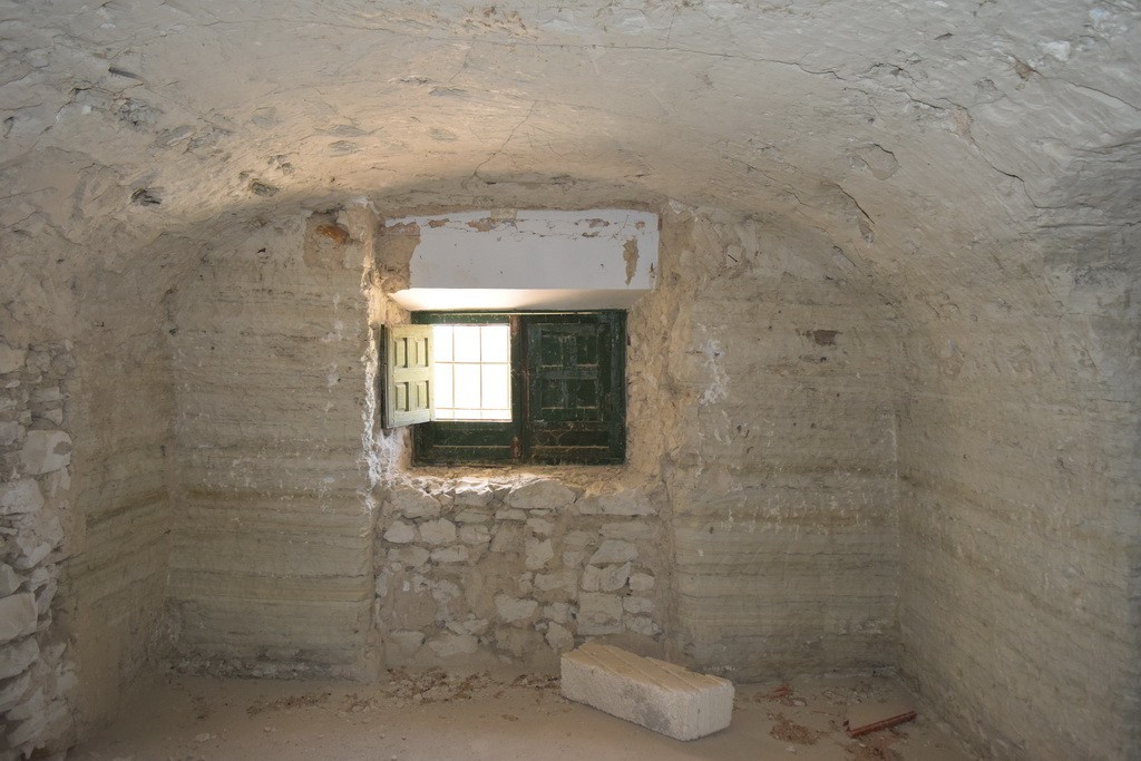 Cave House – Baza