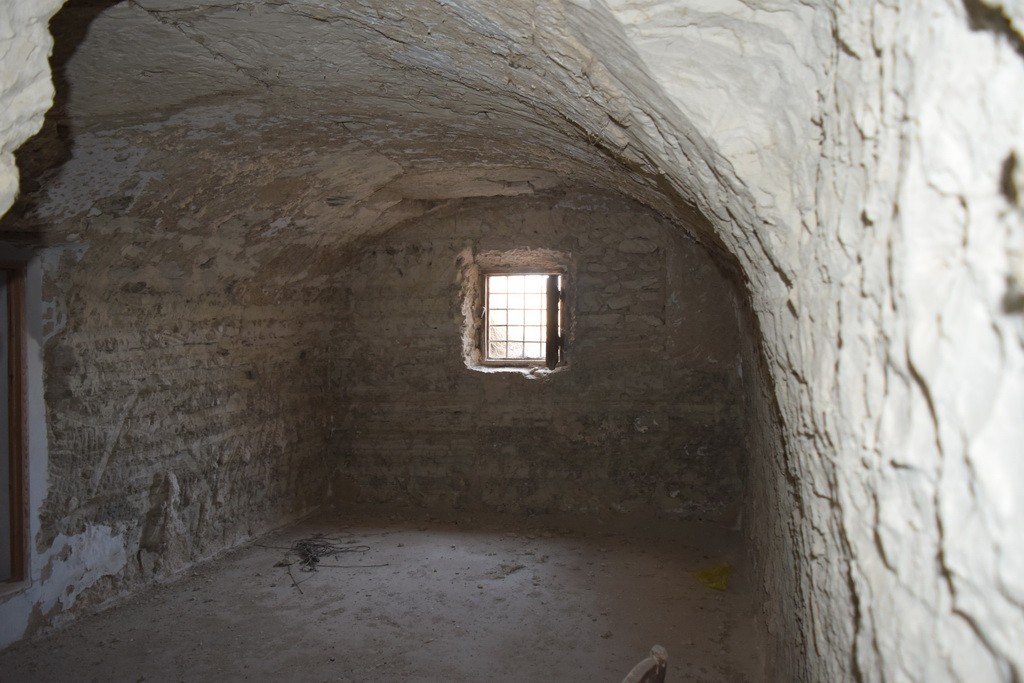 Cave House – Baza