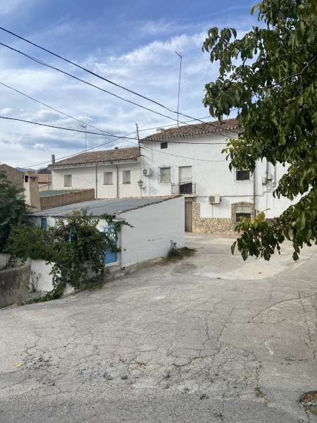 Village Property – Almontaras