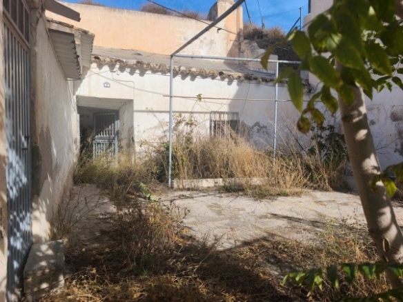Cave House – Baza