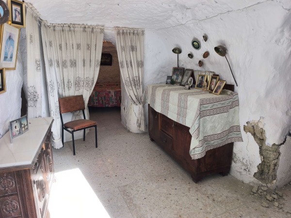 Cave House – Baza