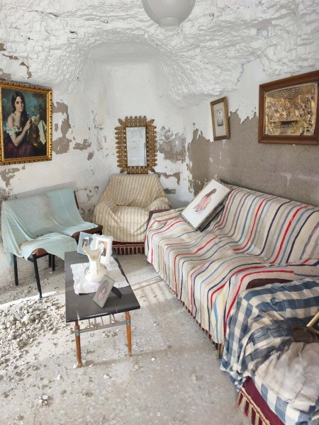 Cave House – Baza