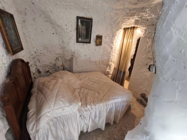 Cave House – Baza