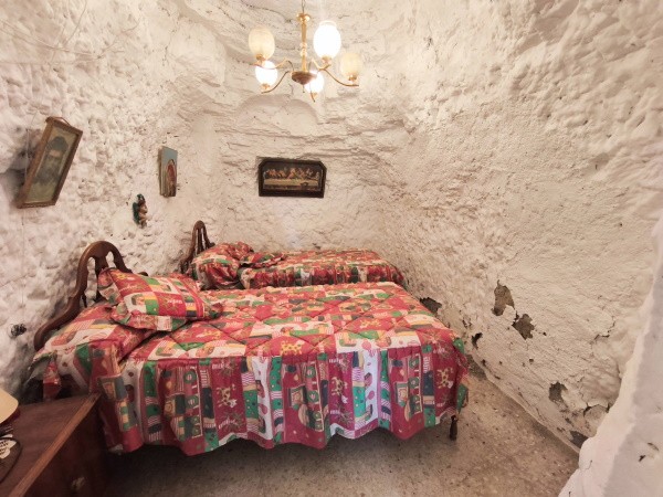 Cave House – Baza