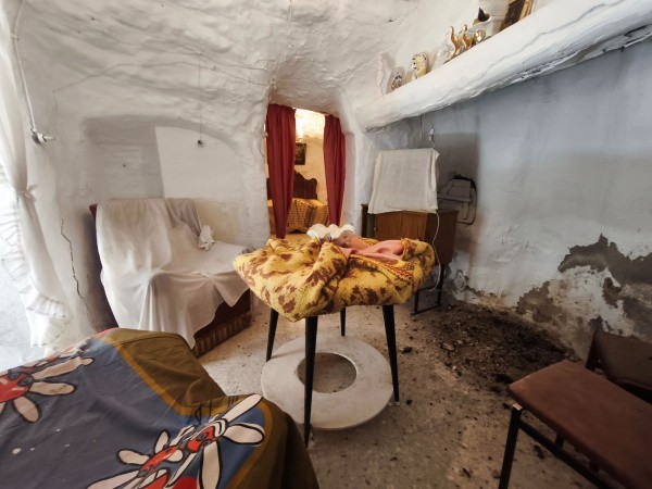 Cave House – Baza