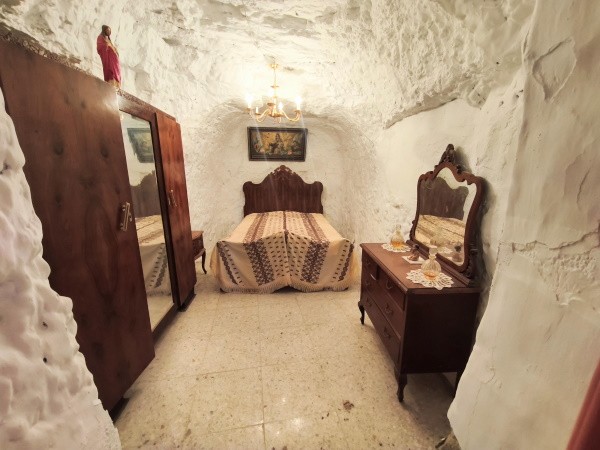 Cave House – Baza