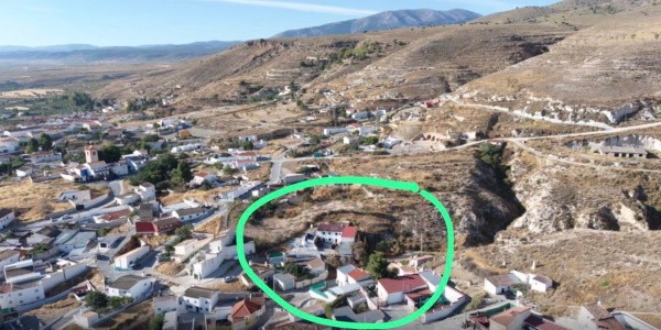 Cave House – Baza