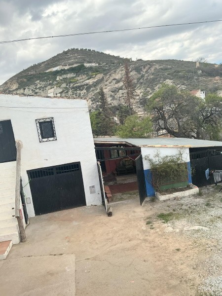Cave House – Baza