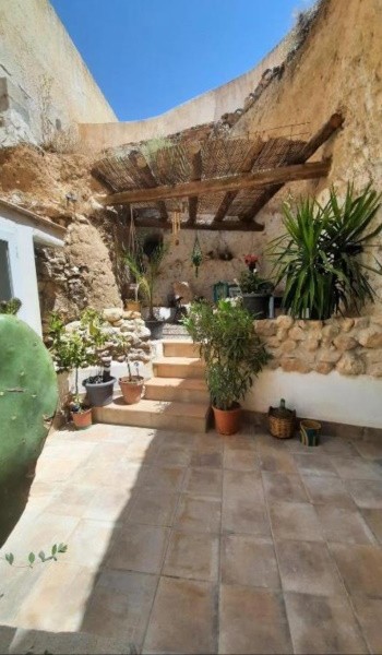 Cave House – Baza