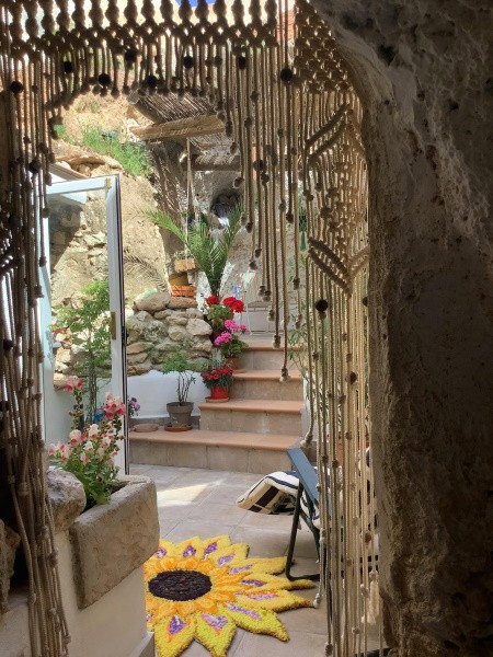 Cave House – Baza