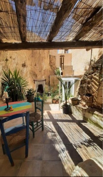 Cave House – Baza