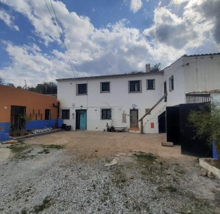 Cave House – Baza