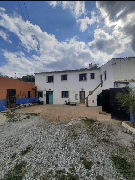 Cave House – Baza